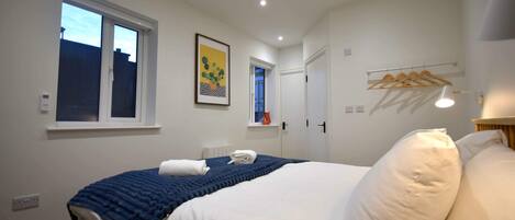 2 bedrooms, iron/ironing board, Internet, bed sheets