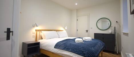 2 عدّة غرف نوم ومكواة/لوح كي وخدمة الإنترنت وملاءات أسرّة