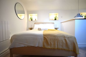 2 عدّة غرف نوم ومكواة/لوح كي وخدمة الإنترنت وملاءات أسرّة