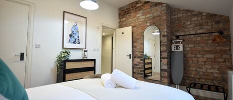 2 bedrooms, iron/ironing board, internet, bed sheets