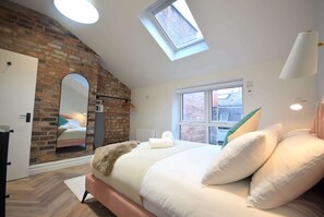 2 bedrooms, iron/ironing board, internet, bed sheets - CITYeSCAPE - 2BR, Top Floor, Penthouse, NQ (Greater Manchester)
