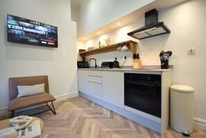 Kjøleskap, mikrobølgeovn, ovn og kokeplater