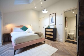 2 bedrooms, iron/ironing board, internet, bed sheets