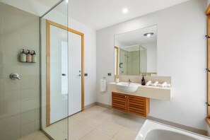 Shower, hair dryer, towels - Ocean Breeze - Retreat in Torquay, Sleeps 11! (Torquay)
