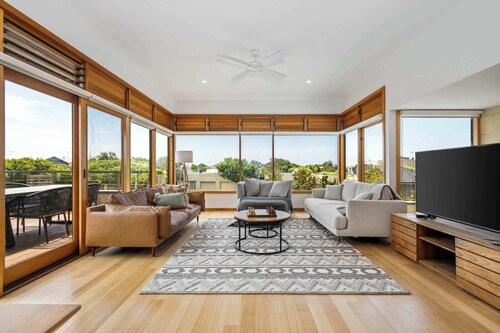 Ocean Breeze - Retreat in Torquay, Sleeps 11!