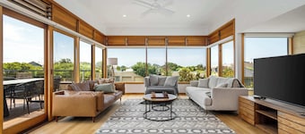 Ocean Breeze - Retreat in Torquay, Sleeps 11!
