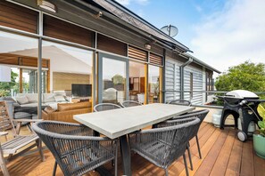 Outdoor dining - Ocean Breeze - Retreat in Torquay, Sleeps 11! (Torquay)