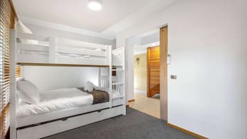 4 bedrooms, iron/ironing board, WiFi, bed sheets