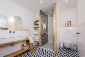 Douche, sèche-cheveux, serviettes fournies, savon