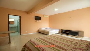 5 bedrooms, iron/ironing board, WiFi, bed sheets