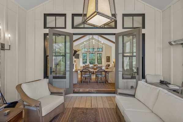 Smart TV, fireplace - Hemlock Mist - Newly Constructed Home on Sparkling Lakes (Highlands)