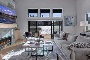 Smart-tv och eldstad