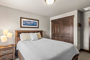 5 bedrooms, desk, iron/ironing board, free WiFi - Moose Mgmt at Retreat 13548: Hot Tub, King Bed, 10min to Town and Ski Resorts (Park City)