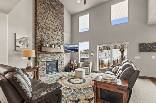 Moose Mgmt at Retreat 13548: Hot Tub, King Bed, 10min to Town and Ski Resorts