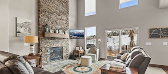 Moose Mgmt at Retreat 13548: Hot Tub, King Bed, 10min to Town and Ski Resorts