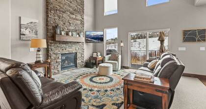 Moose Mgmt at Retreat 13548: Hot Tub, King Bed, 10min to Town and Ski Resorts