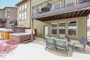 Outdoor dining - Moose Mgmt at Retreat 13548: Hot Tub, King Bed, 10min to Town and Ski Resorts (Park City)