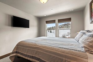 5 bedrooms, desk, iron/ironing board, free WiFi