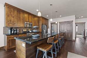 Réfrigérateur, micro-ondes, four, plaque de cuisson