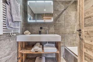 Douche, sĂšche-cheveux, serviettes fournies, savon