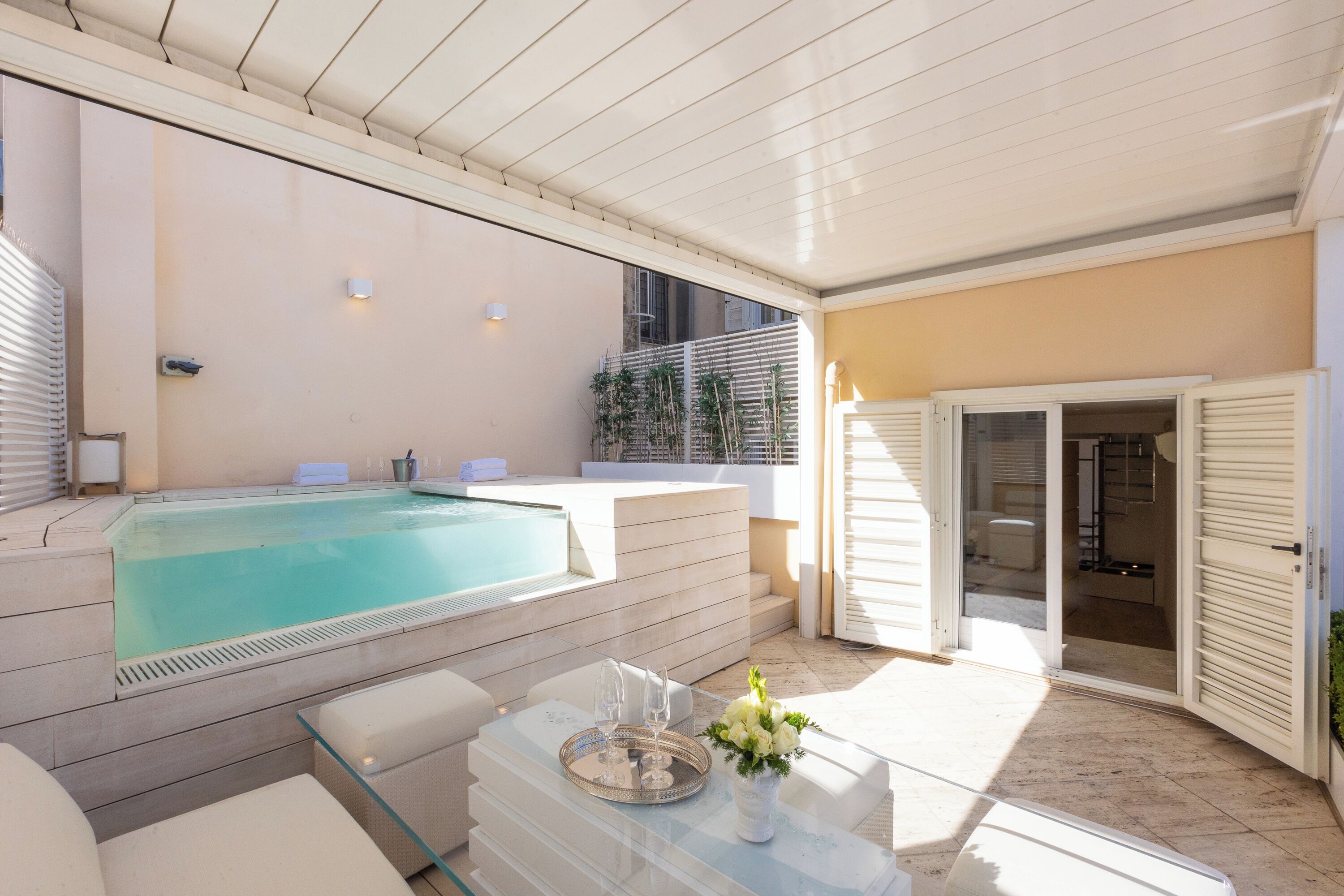 Una piscina al aire libre