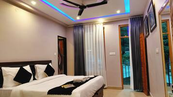 Un dormitorio con cama, ventilador de techo y cortinas.