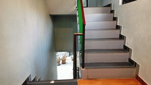 Een trap met een groene leuning en een houten vloer.