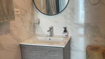 Dusch, handdukar, tvÄl och toalettpapper