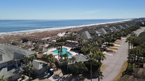 Un resort con piscina, acceso a la playa y vistas al océano.