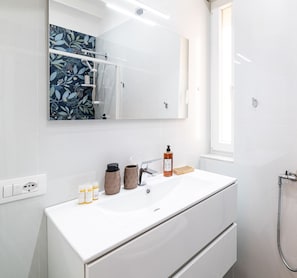 Deluxe Triple Room | Bathroom | Hair dryer, towels, soap, shampoo