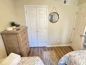 2 عدّة غرف نوم ومكواة/لوح كي وسرير سفر وواي فاي