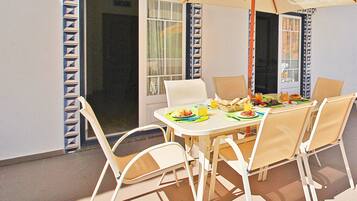 Apartment | Outdoor dining