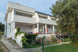Exterior - Two-Bedroom Apartment Semy with Terrace and Sea View (Novalja)