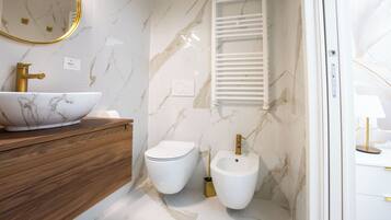 Dusche, Haartrockner, Bidet, HandtĂŒcher