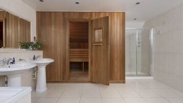 Luxury Villa | Bathroom | Free toiletries, hair dryer, bidet, towels
