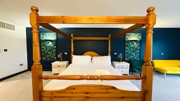 Junior Suite, 1 Queen Bed | 1 bedroom, in-room safe, desk, soundproofing