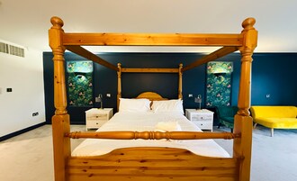 Junior Suite, 1 Queen Bed | In-room safe, desk, soundproofing, iron/ironing board