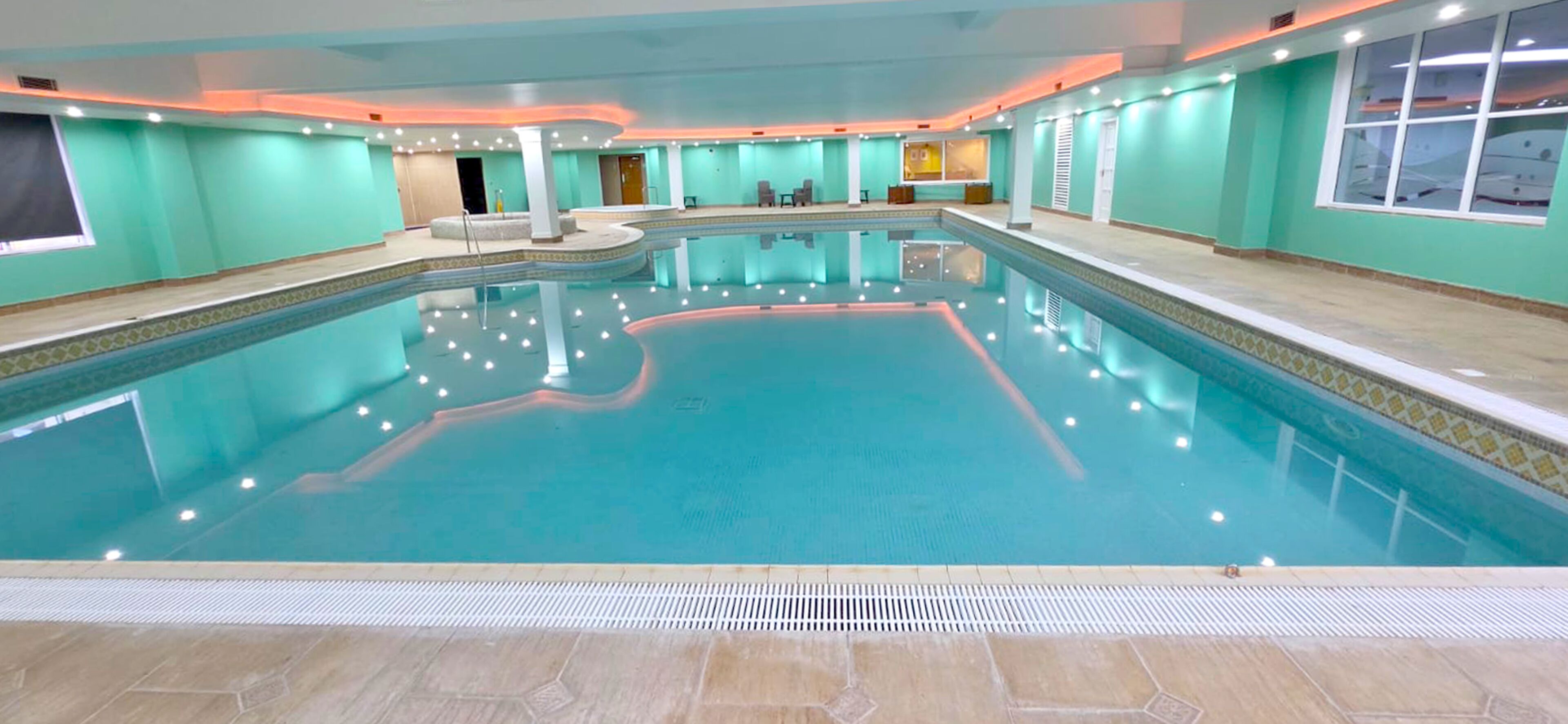 Una piscina cubierta