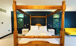 Quarto superior | Cofres nos quartos, escrivaninha, quartos à prova de som