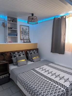 2 quartos, ferros/tábuas de passar roupa, berço de viagem