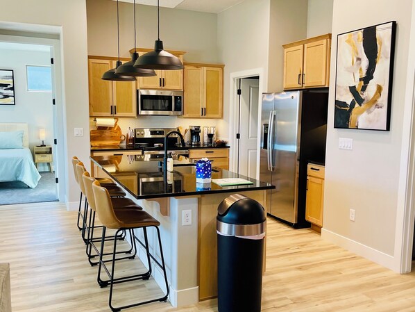 Refrigerador, microondas, horno y parrilla de estufa