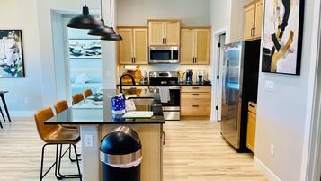 Refrigerador, microondas, horno y parrilla de estufa