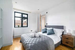 2 soveværelser, skrivebord, strygejern/strygebræt, weekendseng