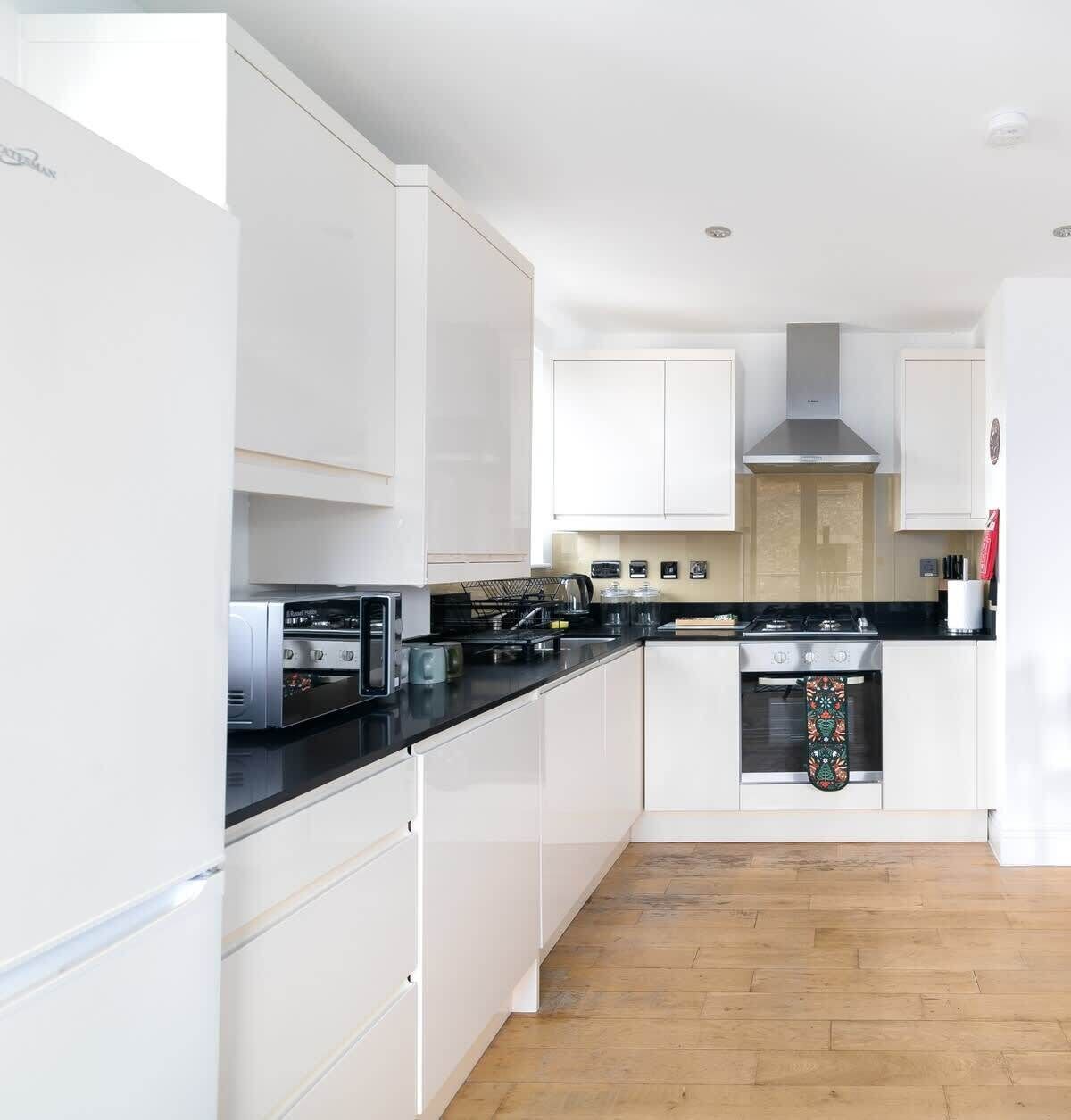 Kylskåp, mikrovågsugn, ugn och spishäll