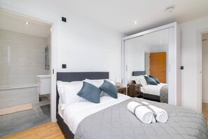 2 Schlafzimmer, Schreibtisch, Bügeleisen/Bügelbrett, Reisekinderbett