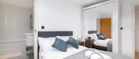 2 chambres, bureau, fer et planche Ă repasser, lit parapluie