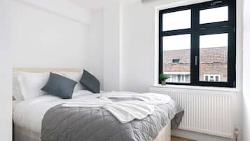 2 sovrum, skrivbord, strykjÀrn/strykbrÀda och resesÀng