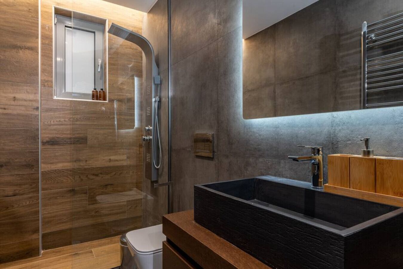 Amenidades de baño gratuitas, secadora de cabello, toallas 