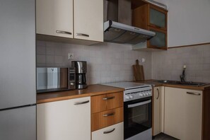 ثلاجة، ميكروويف، فرن، موقد طهي مسطح