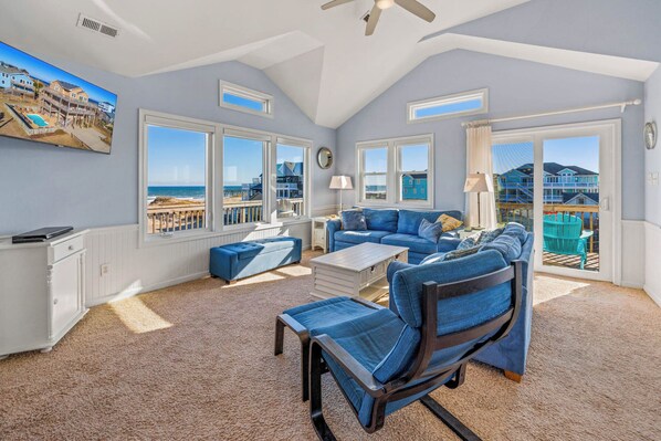 Smart-TV, DVD-spiller, bøker og stereoanlegg